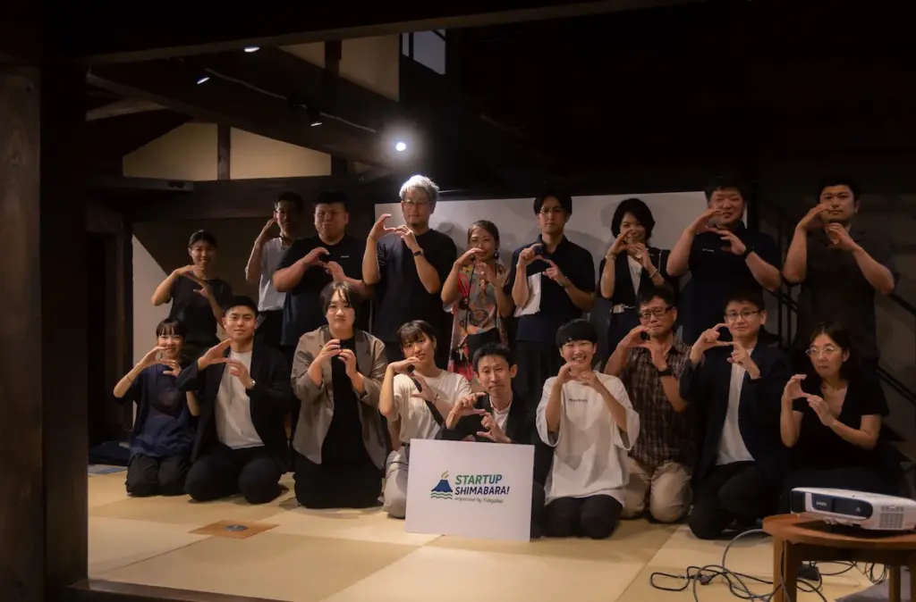 ローカルスタートアップ島原-イベント終了後の参加者集合写真

長崎県島原市の水脈mioにて
